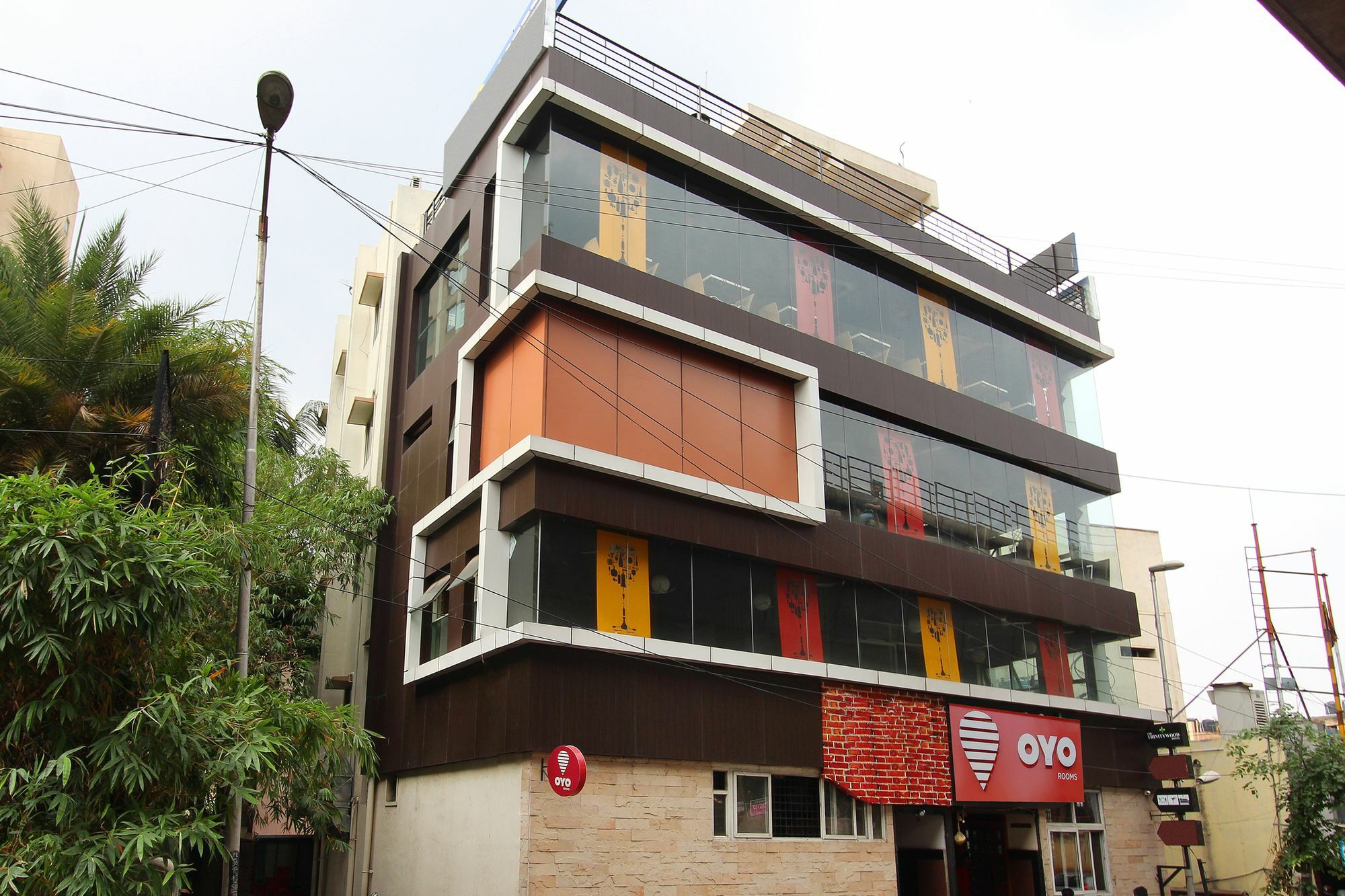 Oyo 7669 The Trinitywood Hotel Bangalore Esterno foto